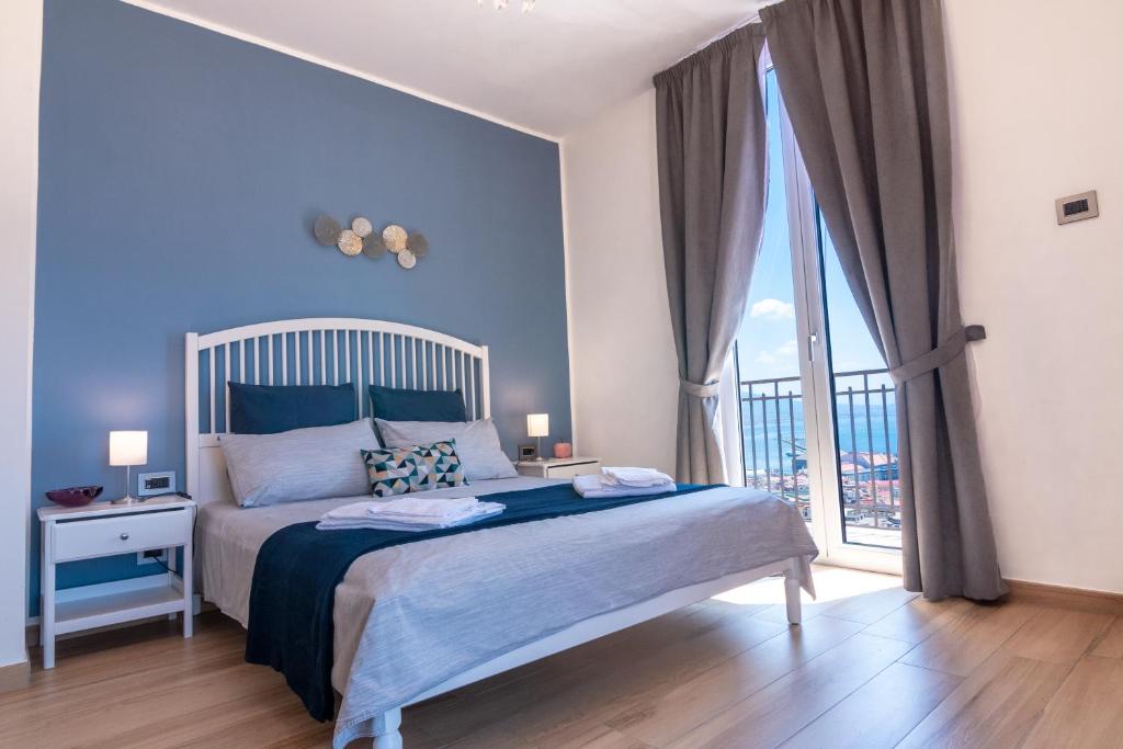 - une chambre avec un lit et une grande fenêtre dans l'établissement Santa Caterina B&B, à Naples