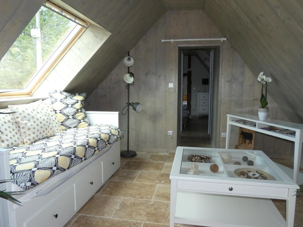 Cette chambre mansardée dispose d'une fenêtre. dans l'établissement Chez Caro, à Sennevières