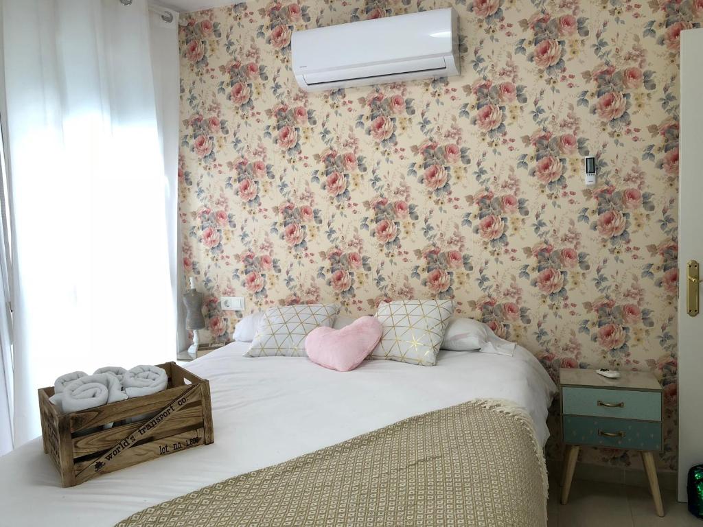 マラガにあるSweet Pinkの花柄の壁紙を用いたベッドルーム1室