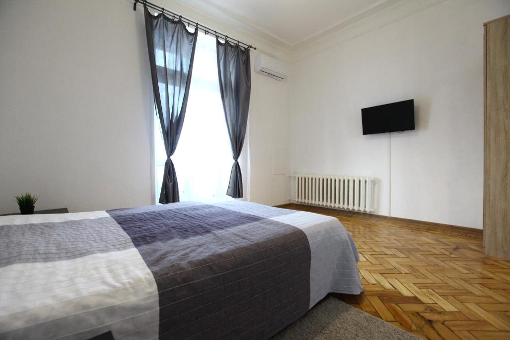 モスクワにあるМини-отель Герценоのベッドルーム1室(ベッド1台、壁掛けテレビ付)