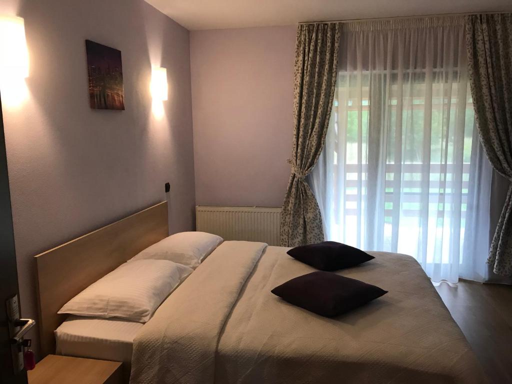 Postel nebo postele na pokoji v ubytování Pensiunea Granada