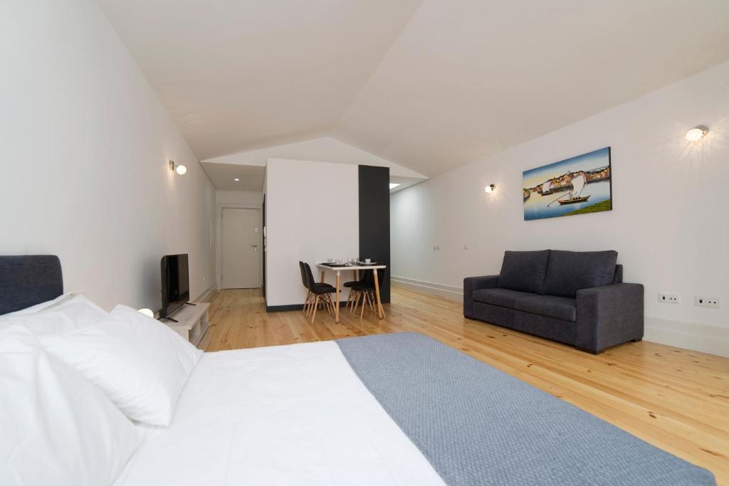 - une chambre avec un lit, un canapé et une table dans l'établissement Oporto Cool - Fontainhas, à Porto