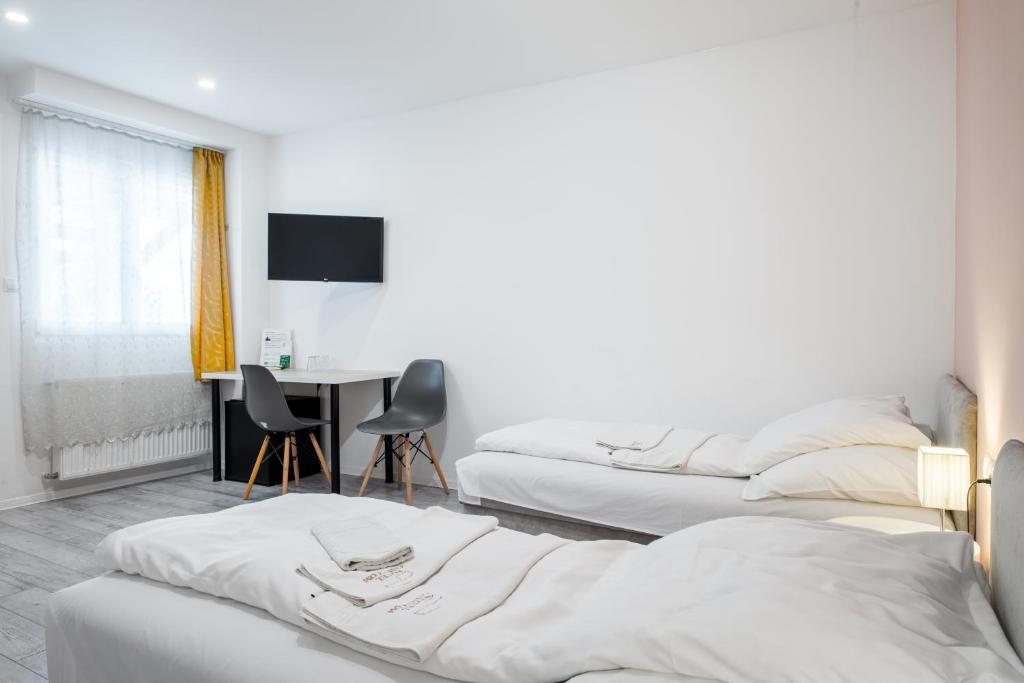 Postel nebo postele na pokoji v ubytování Chesscom Guesthouse