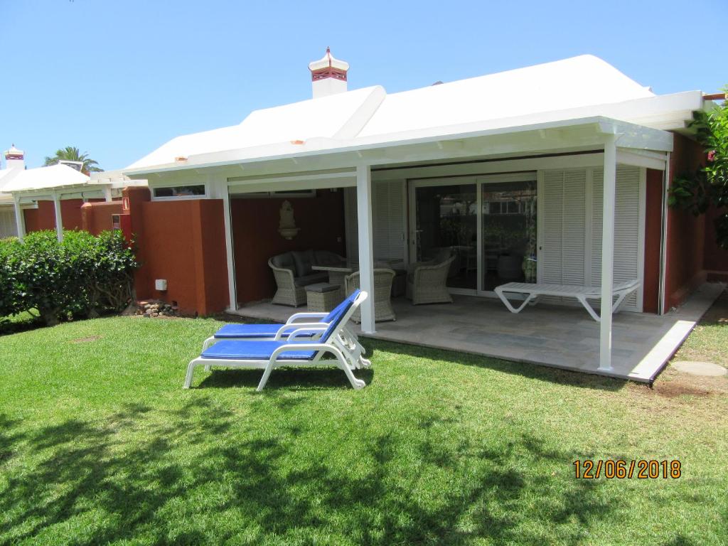 een paar blauwe stoelen op een patio bij Bungalow Los Melocotones in Maspalomas