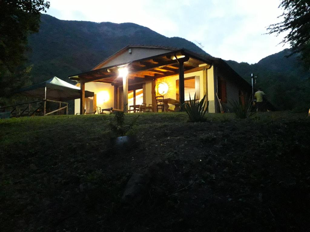 ein Haus mit einer Lampe an der Vorderseite in der Unterkunft Agriturismo Rio Ricco in Busana
