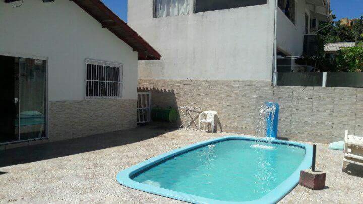 uma piscina num quintal ao lado de uma casa em Residencial Leal em Florianópolis