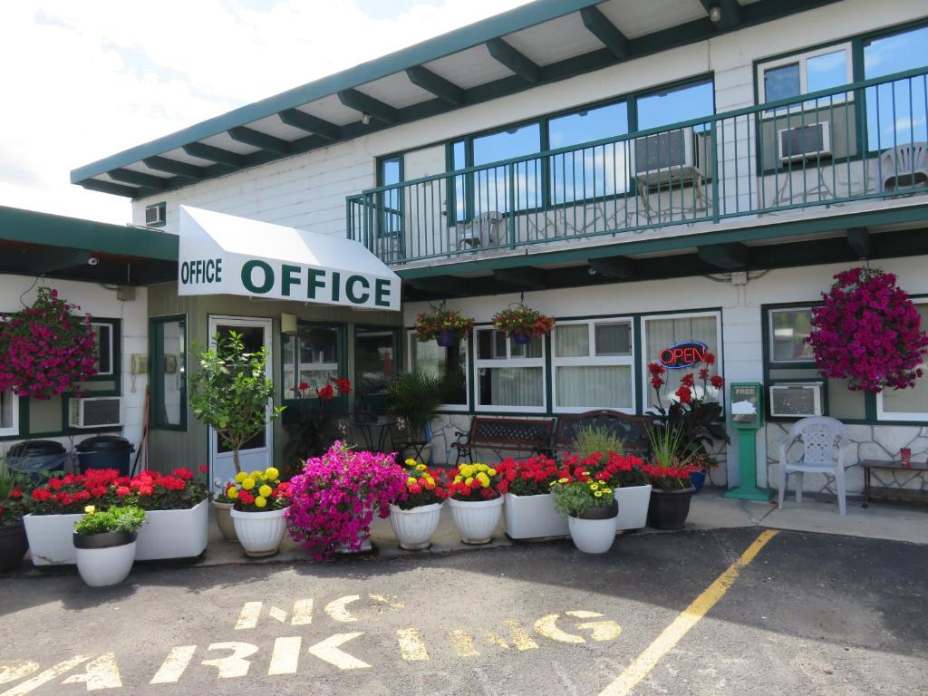 una floristería con muchas macetas de flores en Flamingo Motel en Penticton