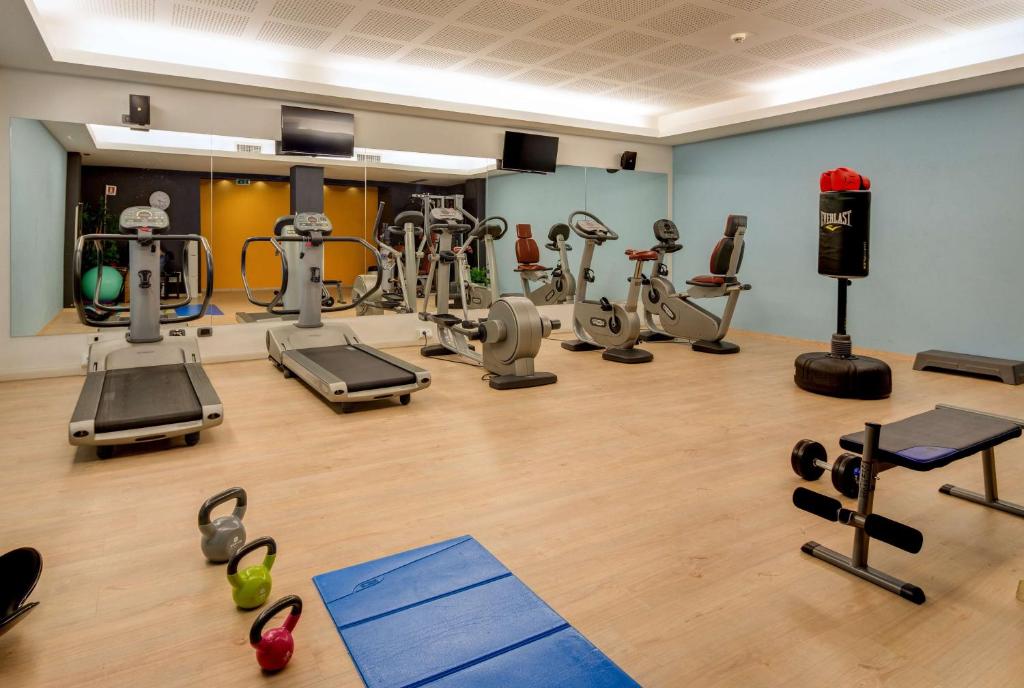 The fitness centre and/or fitness facilities at Best Western Plus Hotel Expo