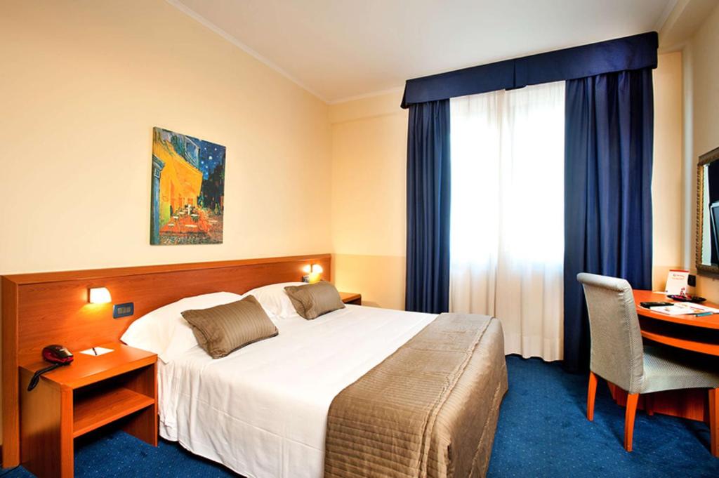 Postel nebo postele na pokoji v ubytování Best Western Blu Hotel Roma