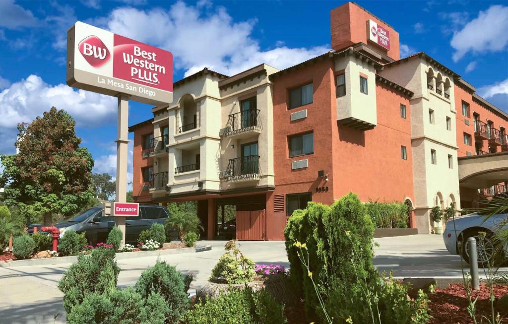 拉米薩的住宿－聖地亞哥拉梅薩貝斯特韋斯特PLUS酒店，最佳西方加酒店标志