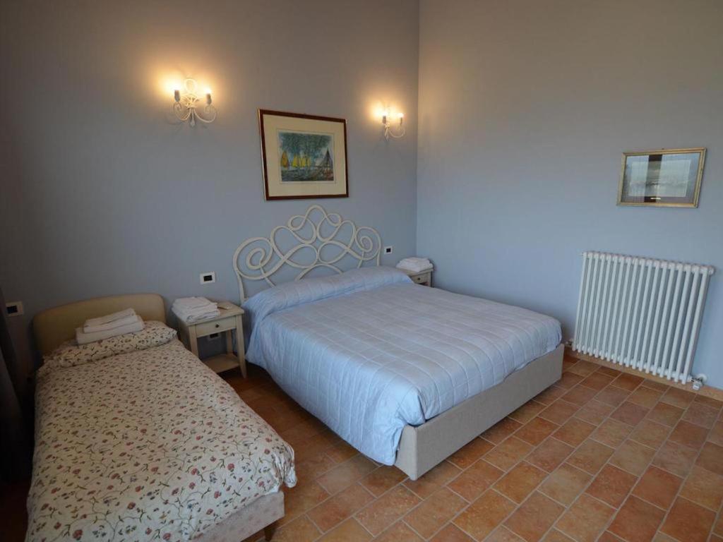 ジェンマーノにあるTenuta Carbognanoのベッドルーム1室(ベッド2台付)