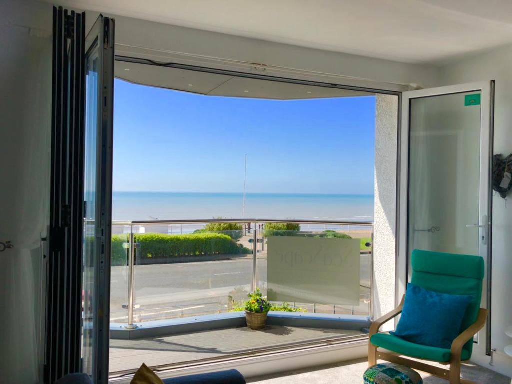 Habitación con silla y vistas al océano en SeaScape, en Bexhill-on-Sea