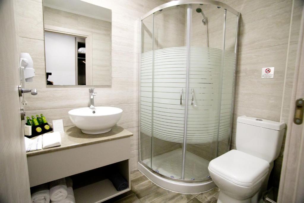Koupelna v ubytování Hyperion Hotel