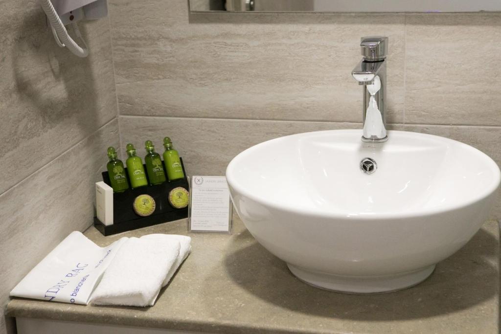 Koupelna v ubytování Hyperion Hotel