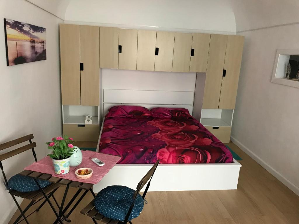 een slaapkamer met een bed en een tafel met stoelen bij La Casetta del Corso in Ortona