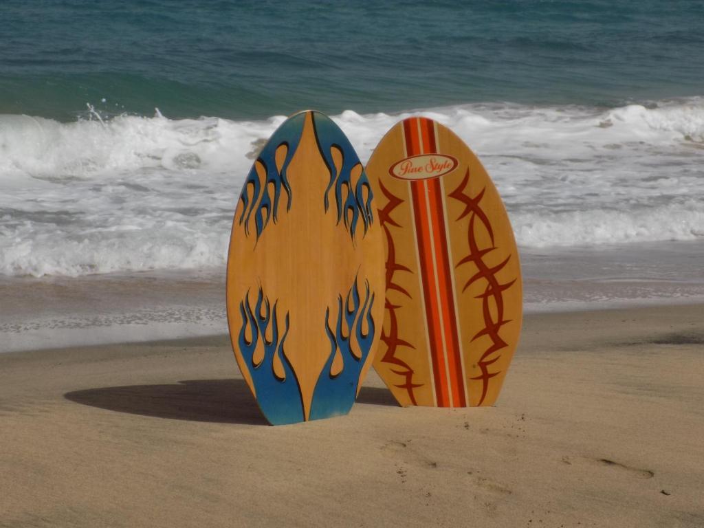 コスタ・カルマにあるCasa en Azulの砂浜に立つサーフボード2台
