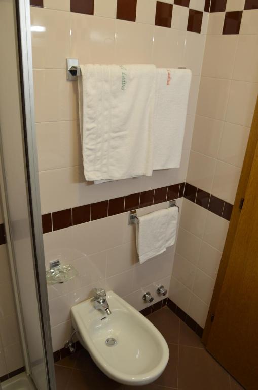 Koupelna v ubytování Hotel Ladina