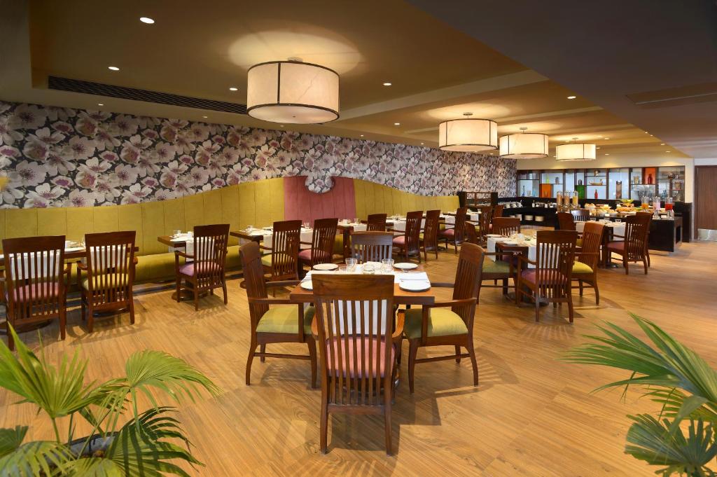Restaurace v ubytování Deventure Sarovar Portico Kapashera, New Delhi