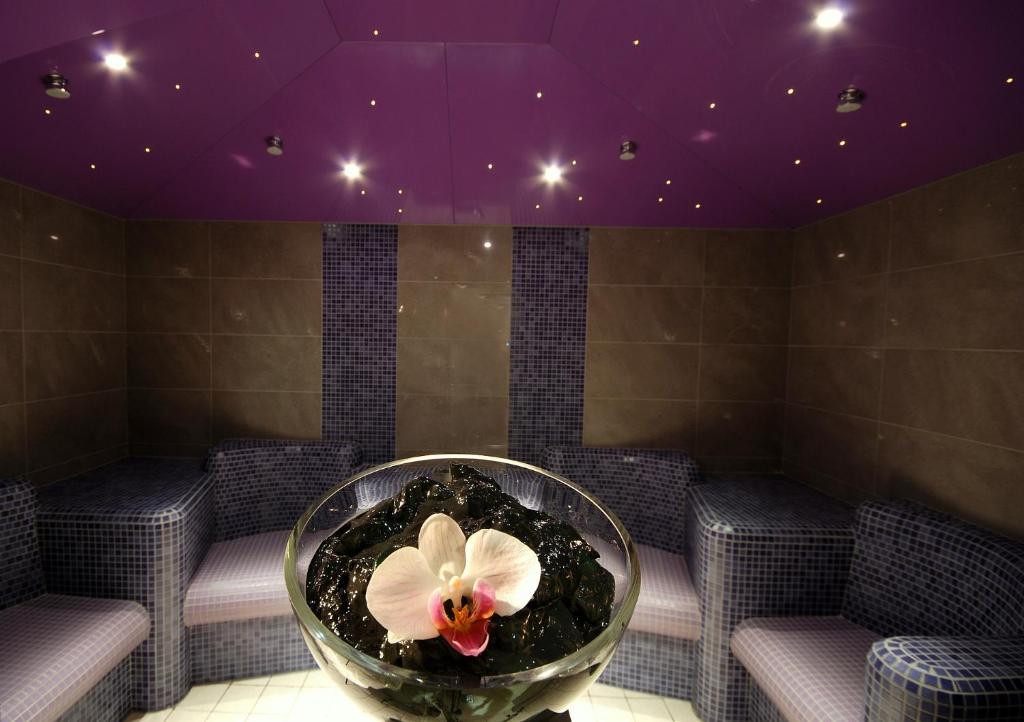 a room with a bowl with a flower in it at Grand Hotel Bernardin in Portorož