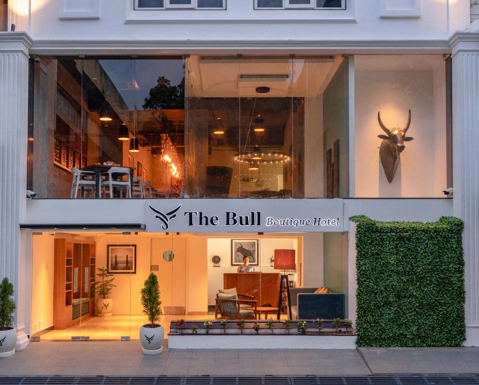 本地治里的住宿－The Bull Boutique Hotel，房屋前方的商店,有窗户