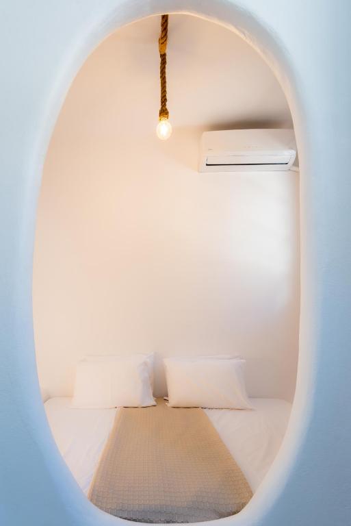 Postel nebo postele na pokoji v ubytování Plaka Suites