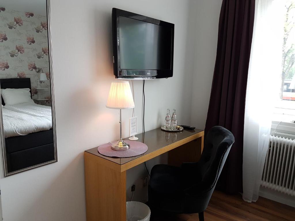 TV a/nebo společenská místnost v ubytování Smålandsstenar hotell