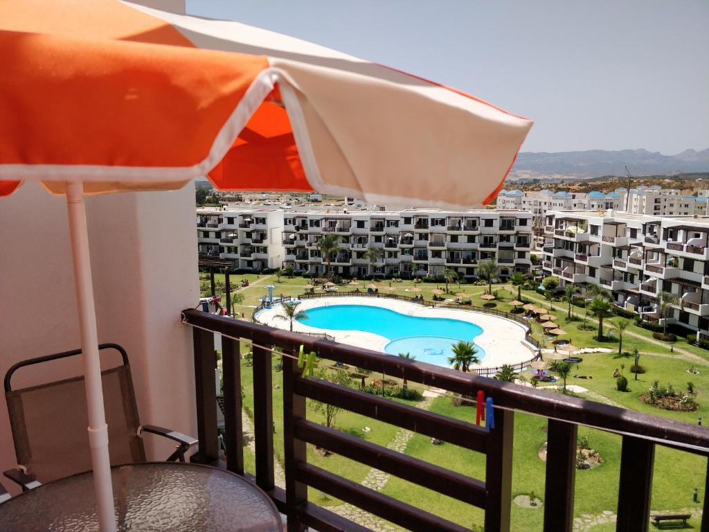balcone con vista su un resort di Mirador Golf Appart-hotel a Cabo Negro