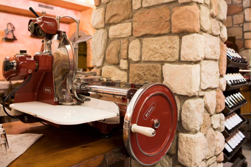 una máquina de coser pegada a una pared de piedra en Albergo Ristorante Brera, en Inveruno