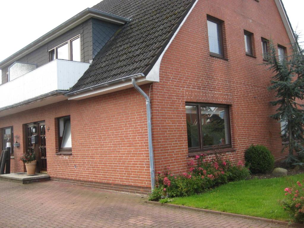 a red brick house with a black roof at Haus Kuhlmann in Büsum