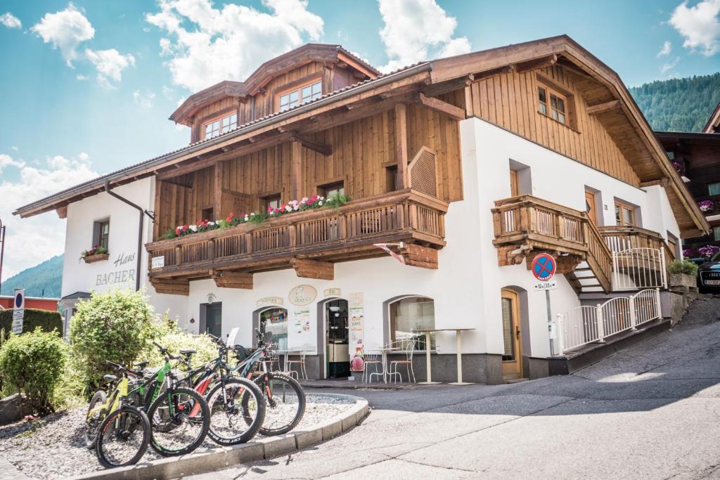 フルプメスにあるHaus Bacherの建物前に停車する自転車