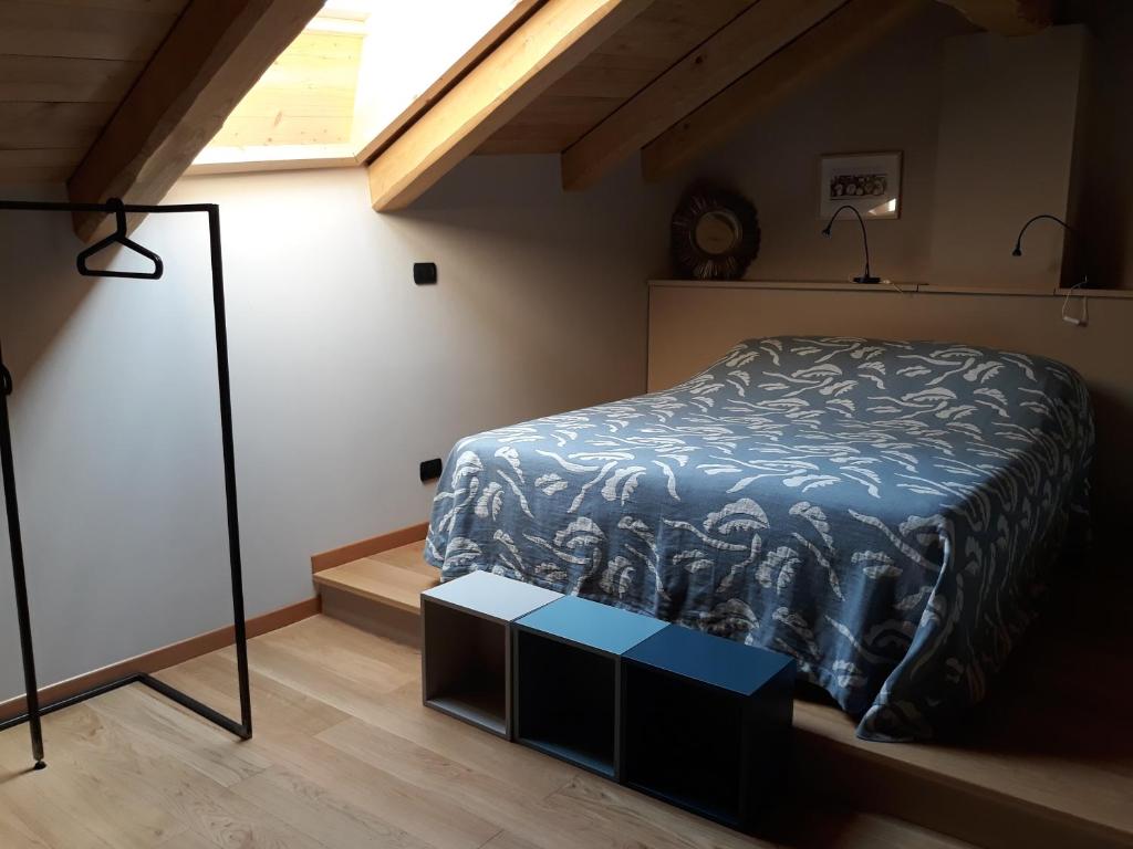 una camera con letto e piumone blu di La Basiglia Apartment a Monforte dʼAlba