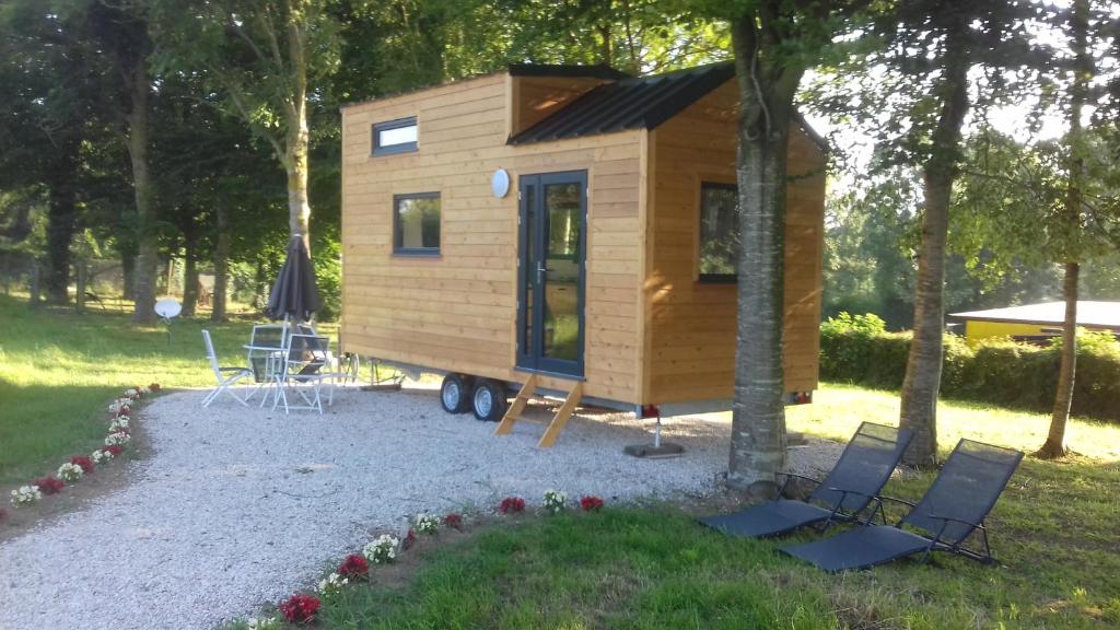 a tiny house on a trailer in a yard at la tiny house de l'aa in Bourthes