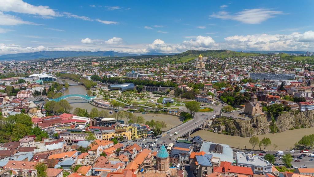 Nespecifikovaný výhled na destinaci Tbilisi nebo výhled na město při pohledu z hotelu