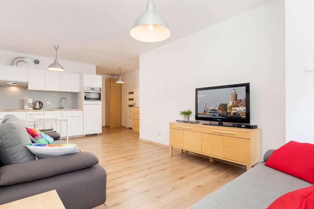 Televízia a/alebo spoločenská miestnosť v ubytovaní Apartamenty Polanki Park BASEN, SAUNA & SIŁOWNIA by Noclegi Renters