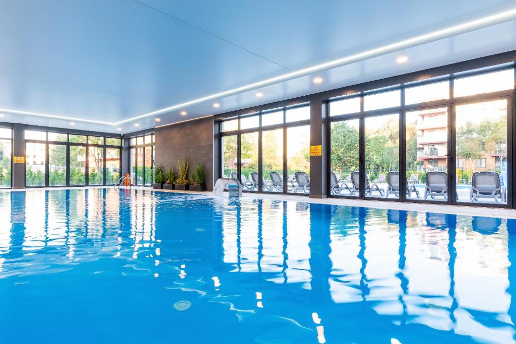 Bazén v ubytovaní Apartamenty Polanki Park BASEN, SAUNA & SIŁOWNIA by Noclegi Renters alebo v jeho blízkosti