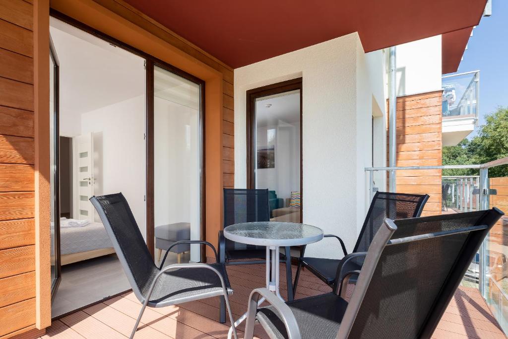 Balkón alebo terasa v ubytovaní Apartamenty Polanki Park BASEN, SAUNA & SIŁOWNIA by Noclegi Renters
