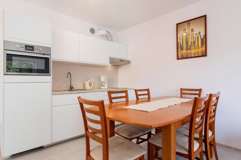 Kuchyňa alebo kuchynka v ubytovaní Apartamenty Polanki Park BASEN, SAUNA & SIŁOWNIA by Noclegi Renters
