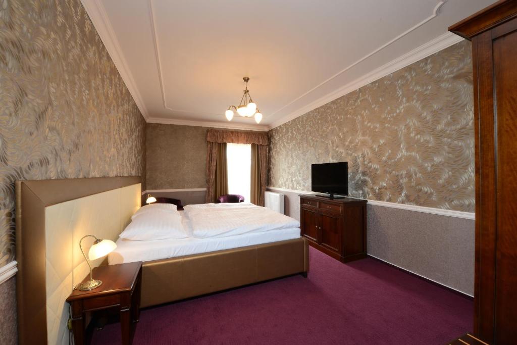 Postel nebo postele na pokoji v ubytování Hotel Gold Chotoviny