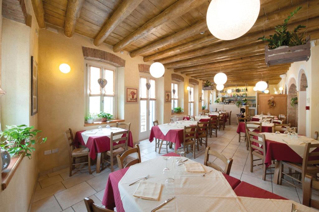 Restaurace v ubytování Albergo Parigi