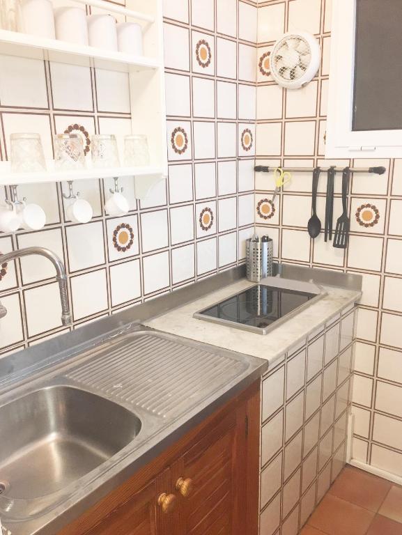 A kitchen or kitchenette at Apartamentos Albertos