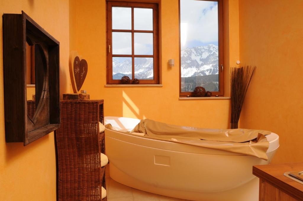 Nespecifikovaný výhled na hory nebo výhled na hory při pohledu z hotelu