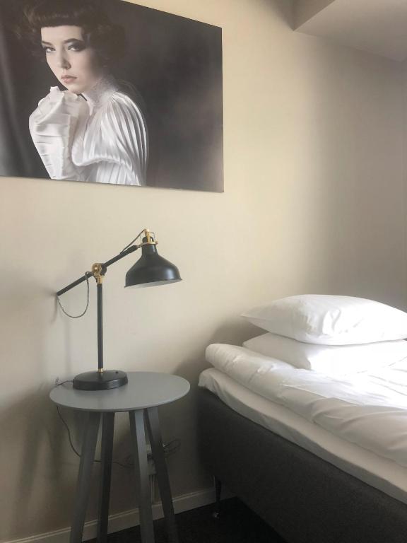 Postel nebo postele na pokoji v ubytování BriQ Hotell