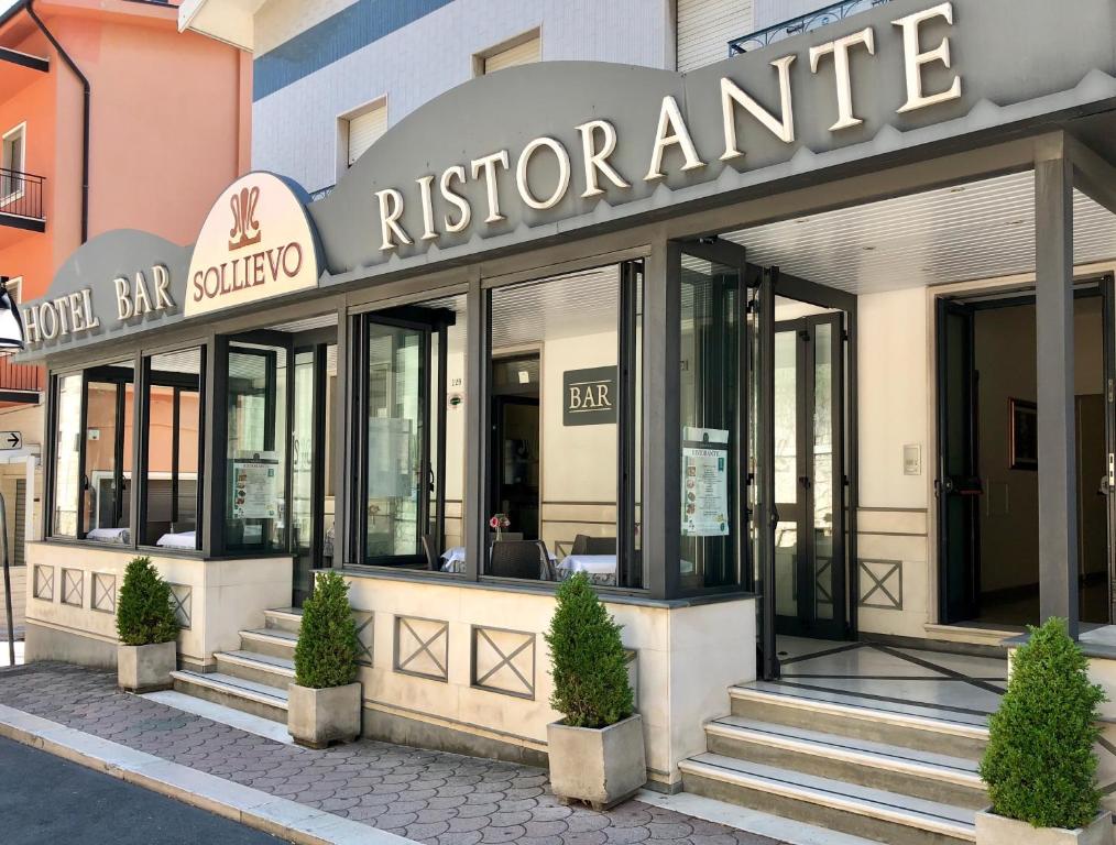 un edificio con un cartello per un ristorante di Hotel Sollievo a San Giovanni Rotondo