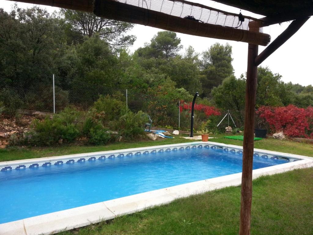 ein großer Pool in einem Hof mit in der Unterkunft Casa Rural Lago Bolarque in Albalate de Zorita