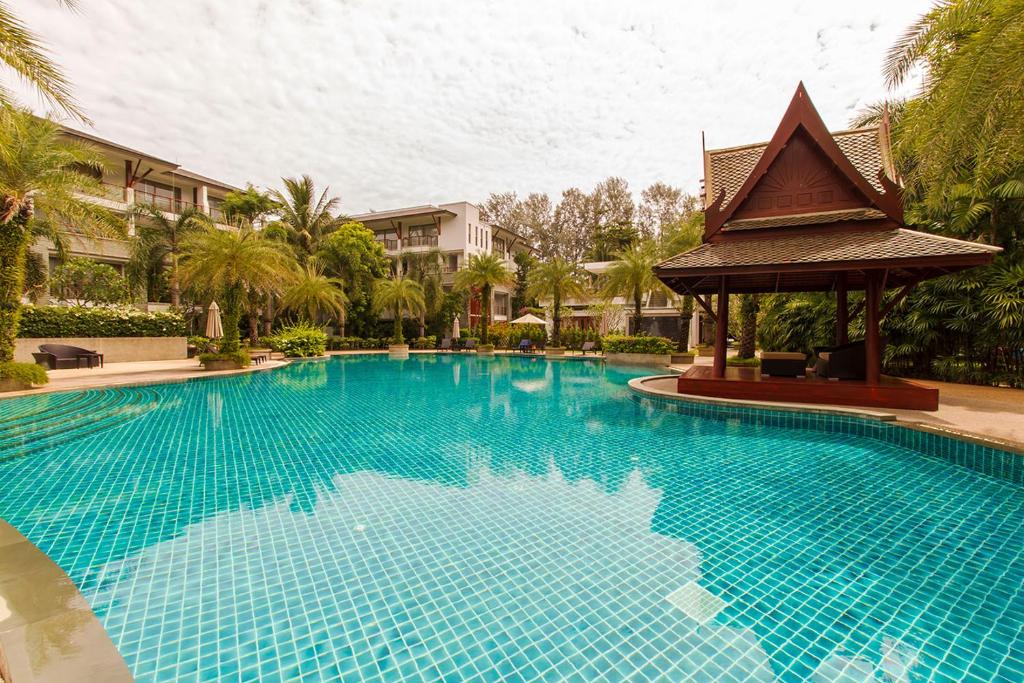 uma piscina num resort com um gazebo em Nai Thon Beachfront Apartments em Praia de Nai Thon