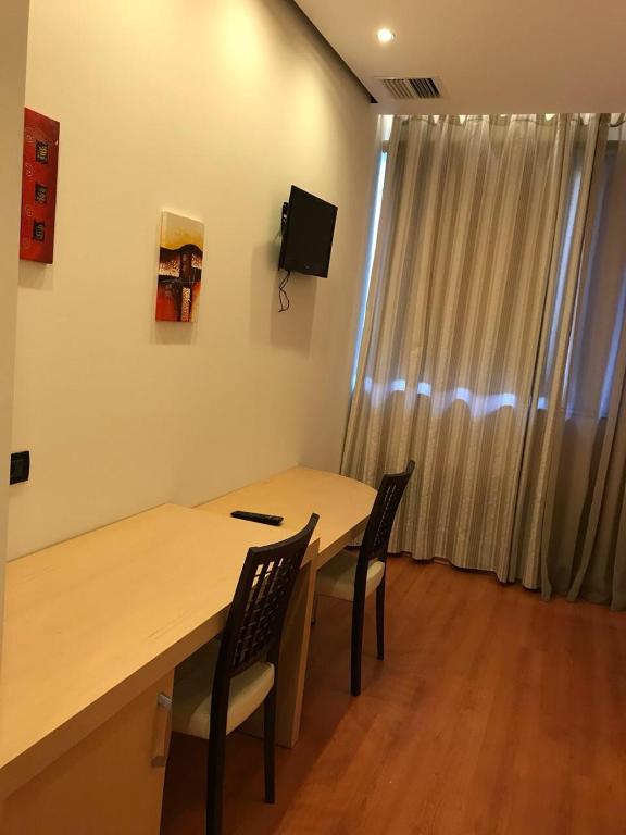 TV a/nebo společenská místnost v ubytování Icon Hotel