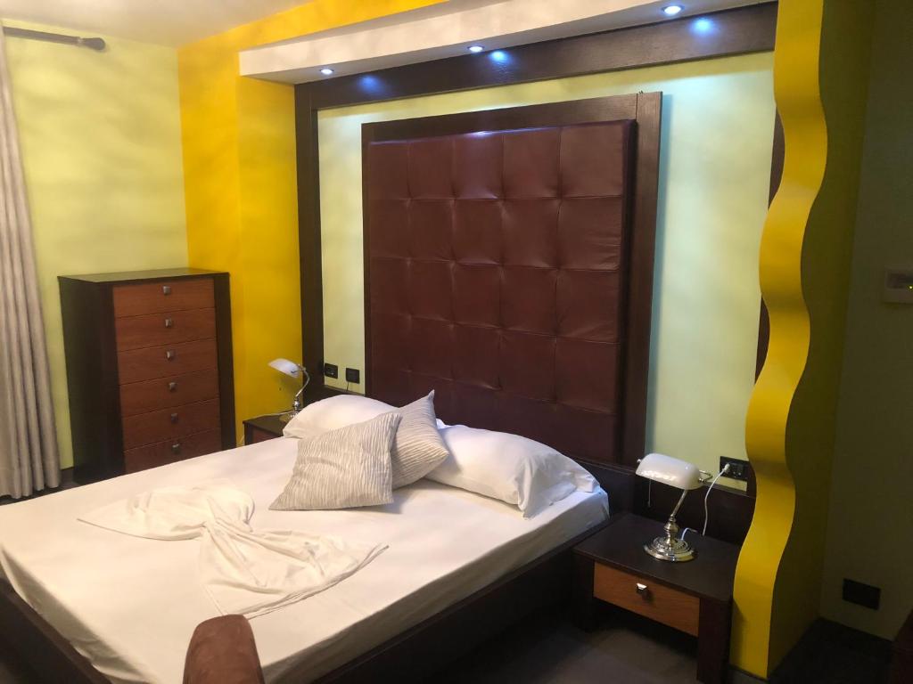 Postel nebo postele na pokoji v ubytování Icon Hotel