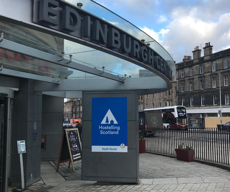 un panneau indiquant l'entrée d'un bâtiment avec un panneau dans l'établissement Edinburgh Central Accommodation, à Édimbourg