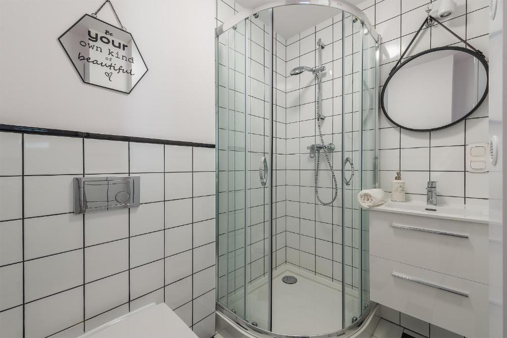 Kúpeľňa v ubytovaní UnitApartament Warszawa Centrum Room in Apartment by Metro Rondo ONZ Super wygodne noclegi zapraszamy
