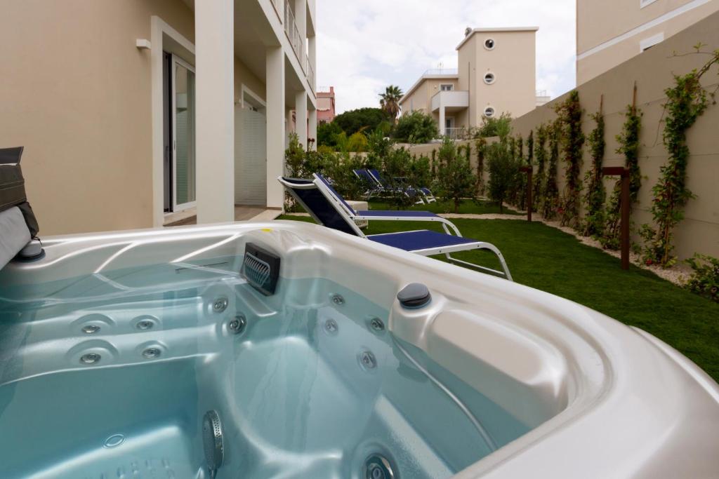a blue and white bath tub in a yard at Hotel Nautilus in Cagliari
